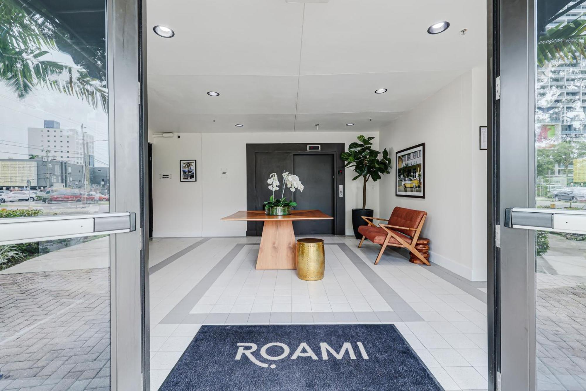 Roami At The Palace Apartment Miami